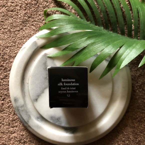 Giorgio Armani Luminous Silk Foundation - Picture 5 of 6